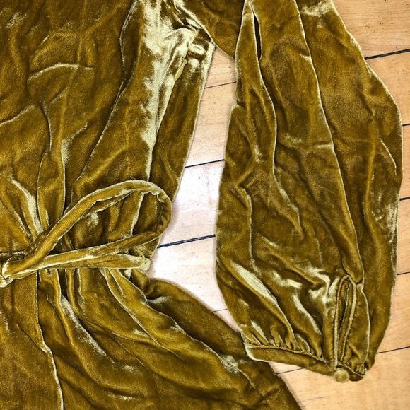 J. Crew velvet top in a gorgeous chartreuse color. Sz 6. - Picture 4 of 4